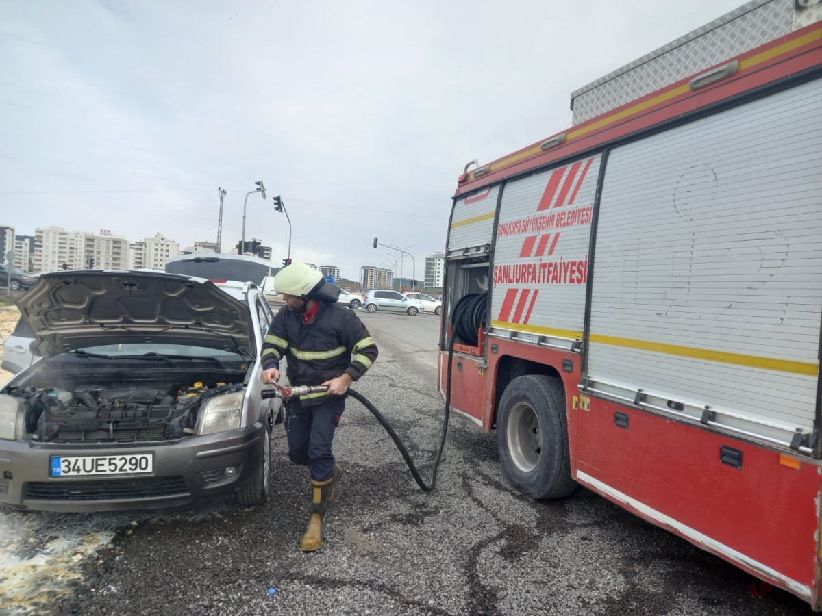 Şanlıurfa'da Seyir Halindeki Otomobil Yandı!