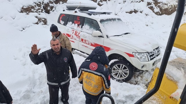 Siirt'te kar nedeniyle mezrada mahsur kalan hasta iş makinasıyla kurtarıldı