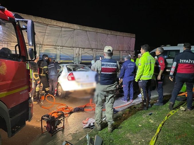 Şanlıurfa'da tır ile çarpışan otomobildeki 3 kişi öldü, 2 kişi yaralandı