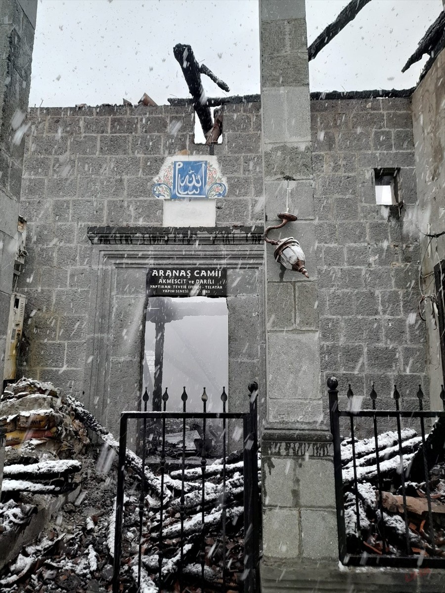 RİZE - Tarihi cami yıldırım isabet etmesi sonucu yandı