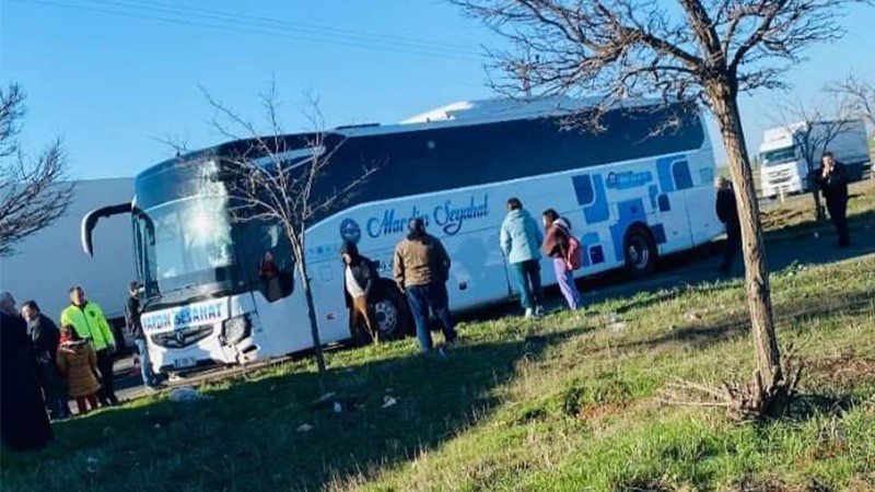 Şanlıurfa’da faciaya ramak kaldı! Yolcu otobüsü refüje girdi