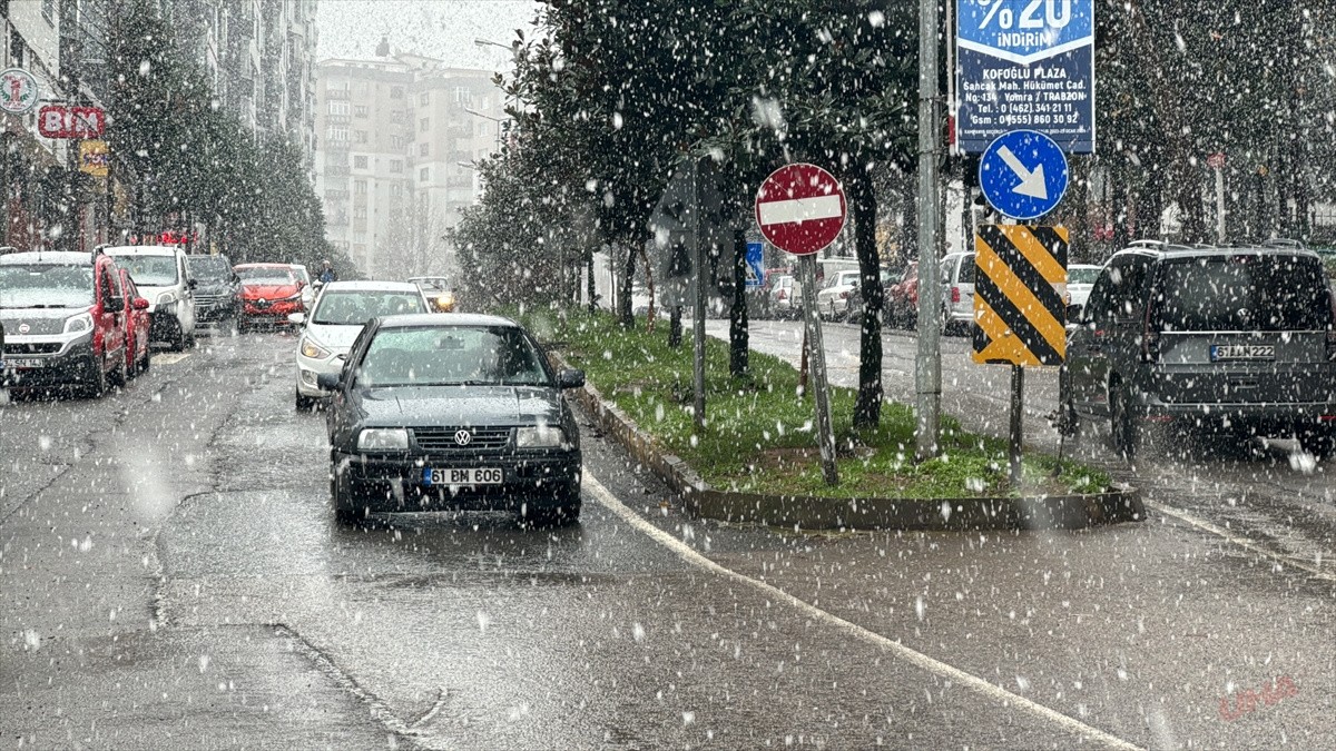 TRABZON - Kar yağışı etkili oluyor