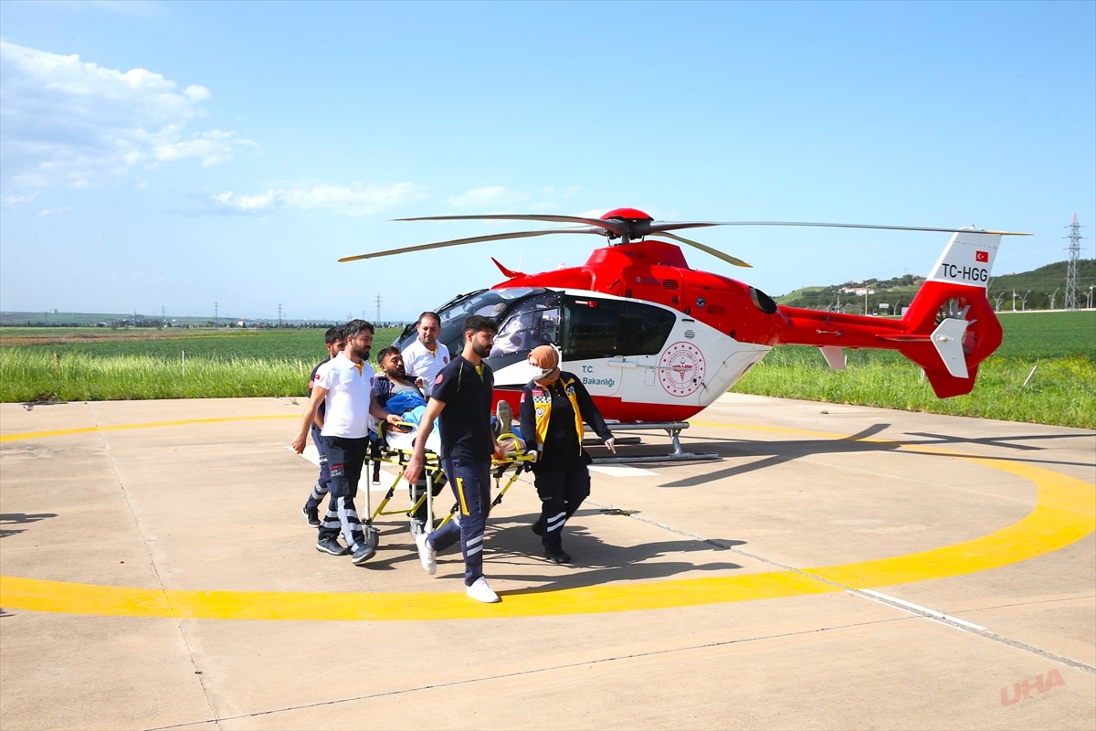 Diyarbakır'da ambulans helikopter parmağı kopan genç için havalandı