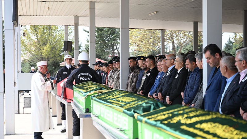 Bir aile yok olmuştu... Şanlıurfa’da trafik kazasında ölen polis memuru, eşi ve çocukları defnedildi