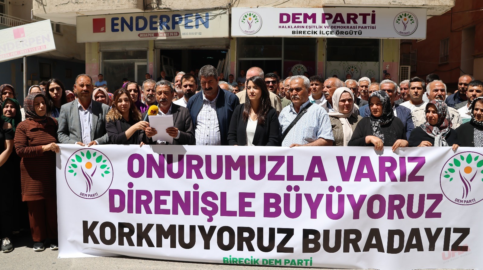 Birecik'te DEM Parti binasına saldırıya tepki: Korkmuyoruz buradayız