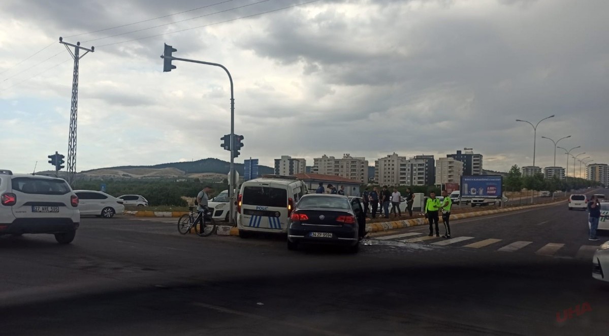 Şanlıurfa’da polis arabası kaza yaptı! 1’i polis 2 kişi yaralandı