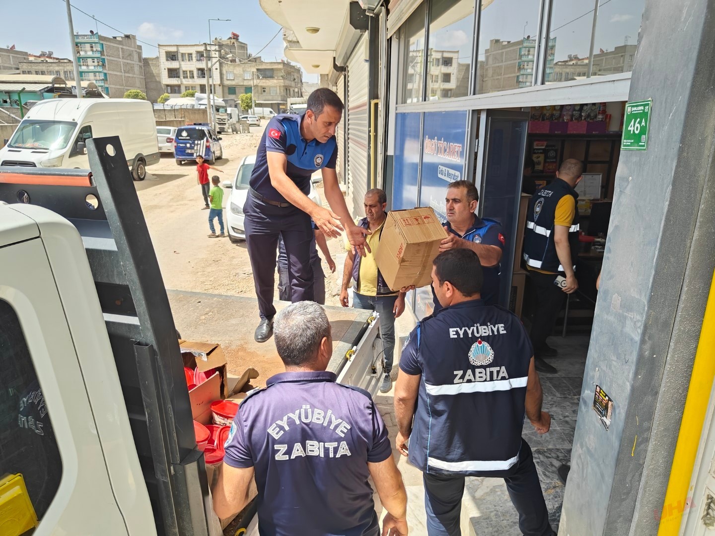 Şanlıurfa'da son kullanma tarihi geçmiş 5 kamyon ürün ele geçirildi