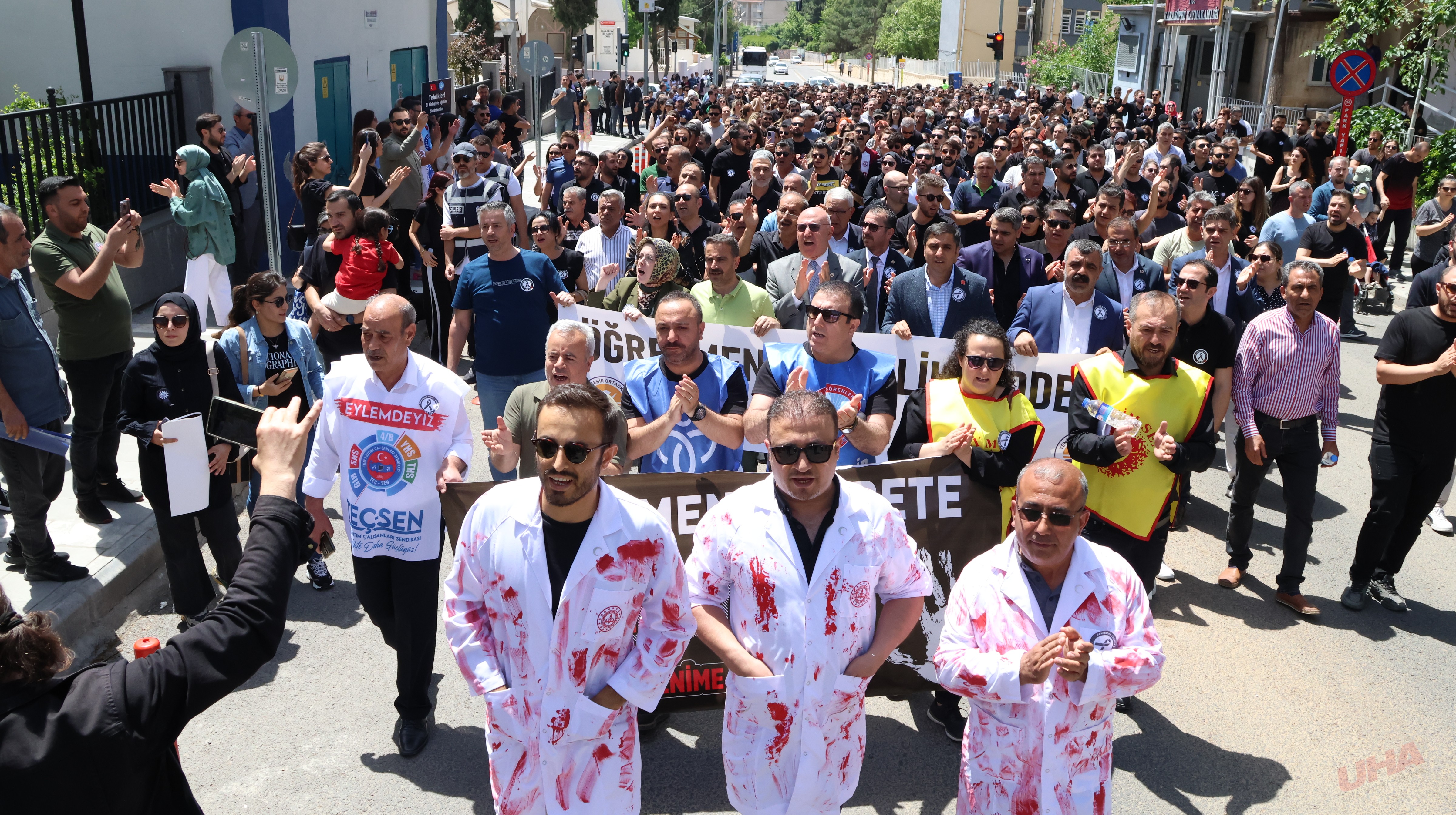 Şanlıurfa'da öğretmenler meslektaşları için yürüdü! "Öfkeliyiz, yastayız, susmayacağız!"