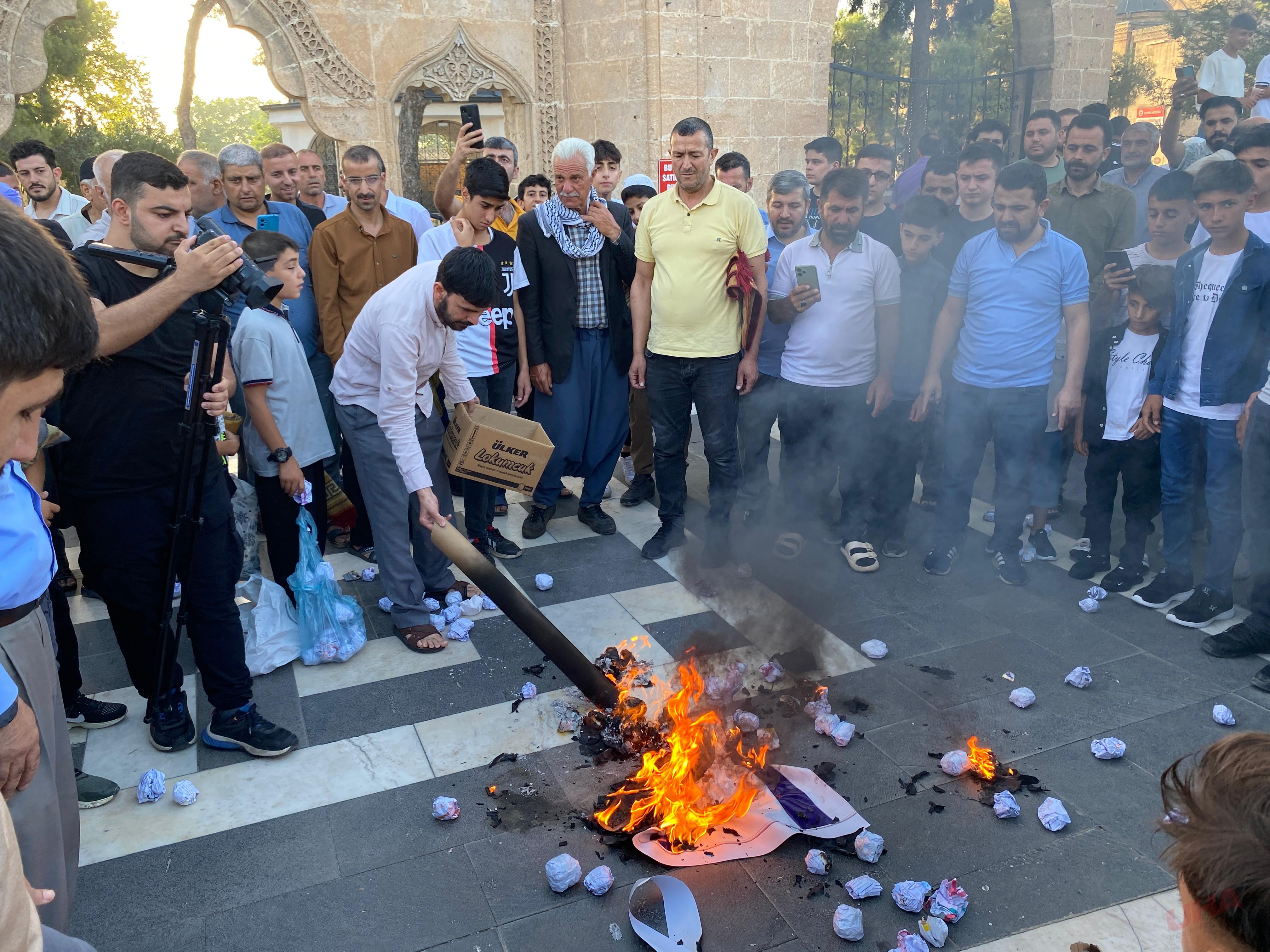 Şanlıurfa’da bayram namazı sonrası ilginç protesto! Önce taşladılar, sonra yaktılar