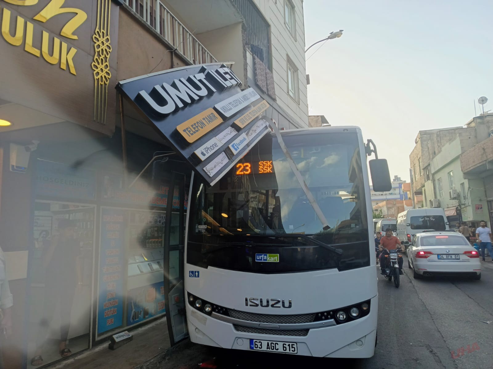 Şanlıurfa'da belediye otobüsü iş yerine daldı