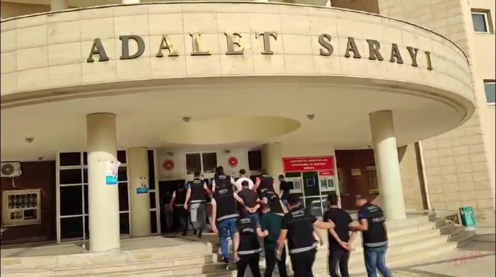 ŞANLIURFA’DA ZEHİR TACİRLERİNE DARBE! 33 TUTUKLAMA