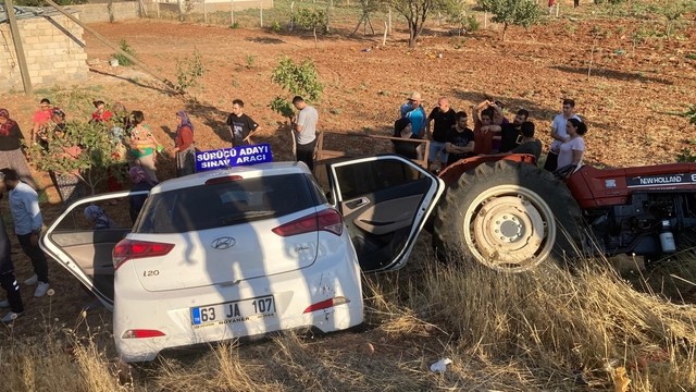 Şanlıurfa'da otomobil ile traktörün çarpışması sonucu 4 kişi yaralandı