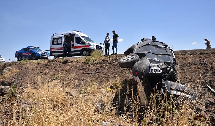 Şanlıurfa'da şarampole devrilen otomobildeki 1 kişi öldü, 3 kişi yaralandı