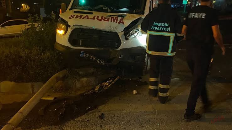 Ambulans ile otomobilin çarpıştığı kazada, 6 kişi yaralandı