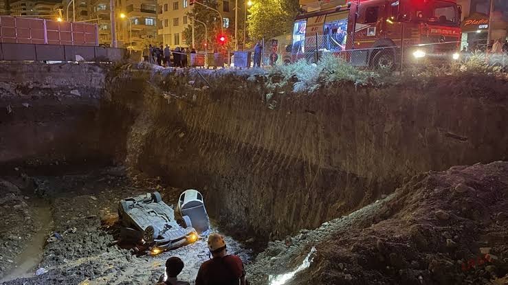 Şanlıurfa'da inşaat temeline düşen otomobildeki 3 kişi yaralandı