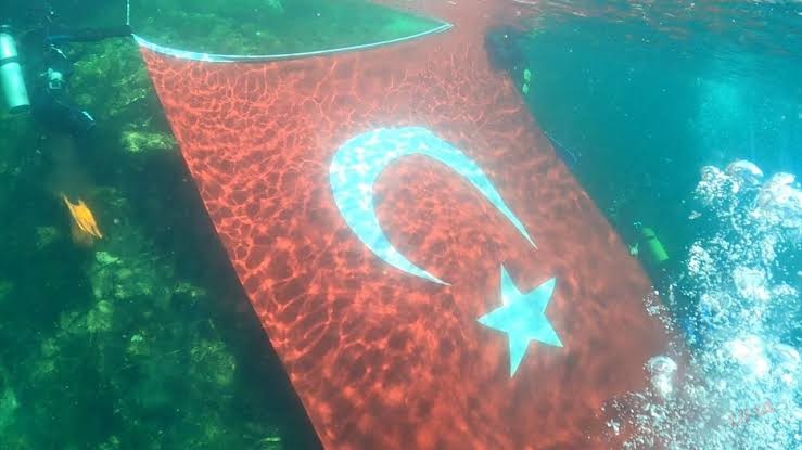 Şanlıurfa'da dalgıçlardan Türk bayraklı 30 Ağustos kutlaması