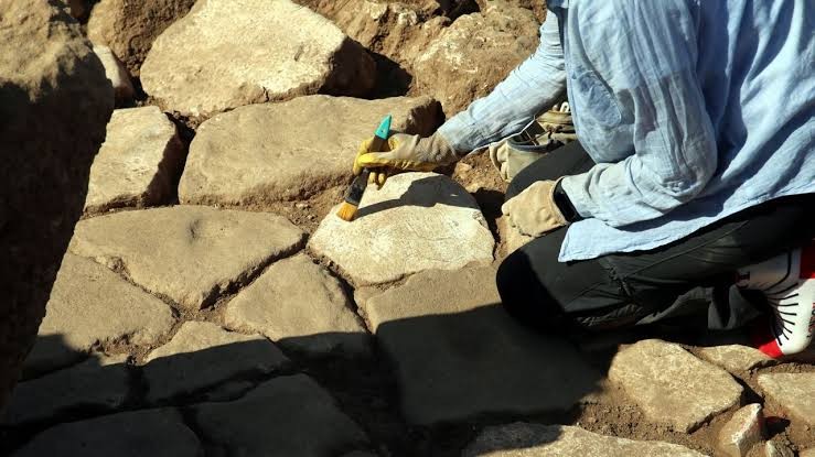 Şanlıurfa Karahantepe'de bulunan koşan yaban eşeği figürü neolitik döneme ışık tutacak