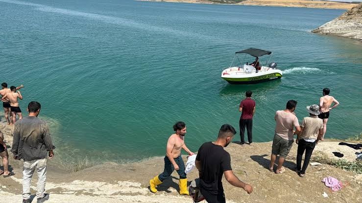 Baraj gölüne giren 2 kardeşten biri hayatını kaybetti