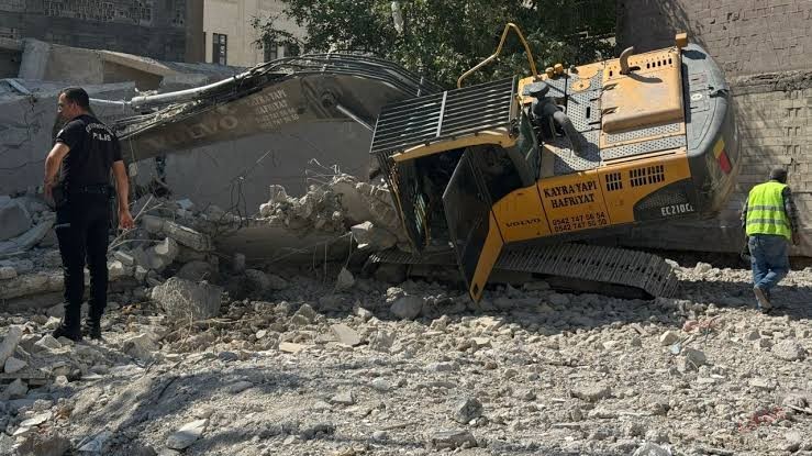 Şanlıurfa'da yıkım sırasında çöken bina iş makinesine zarar verdi