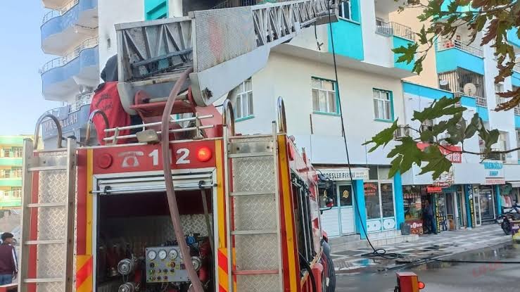 Şanlıurfa'da yangında mahsur kalan 2 çocuk vatandaşların açtığı battaniyeye atlayıp kurtuldu